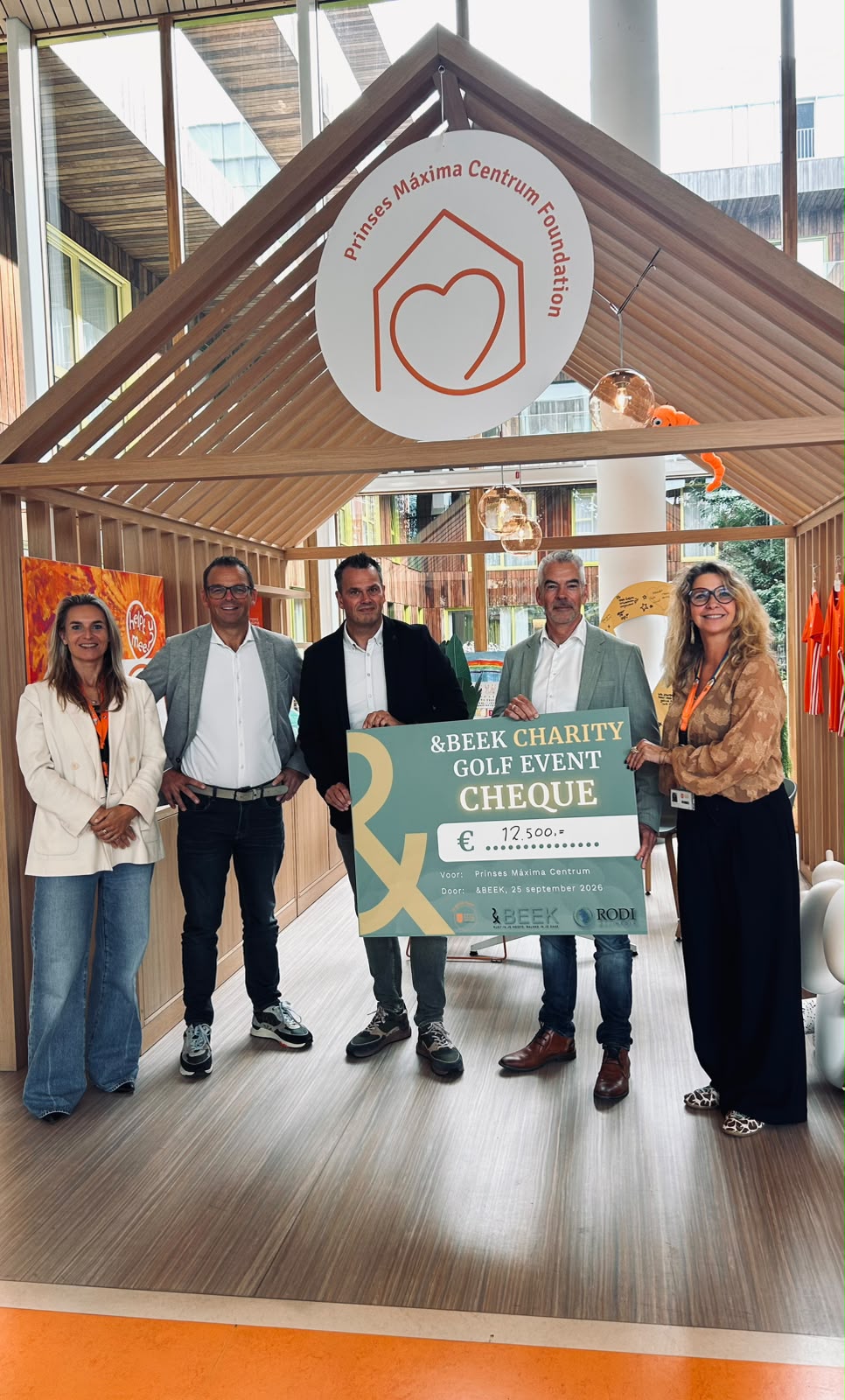Overhandiging van de cheque van € 12.500 aan het Prinses Máxima Centrum