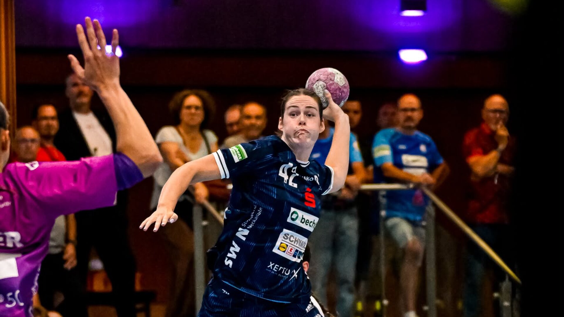 Amber Verbraeken in actie tijdens een handbalwedstrijd